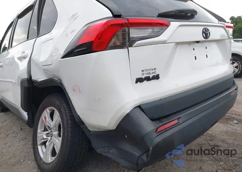 2021 Toyota Rav4 Xle z USA, uszkodzony, nr VIN 2T3P1RFV5MC229196